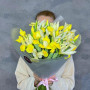 33 желтых ириса