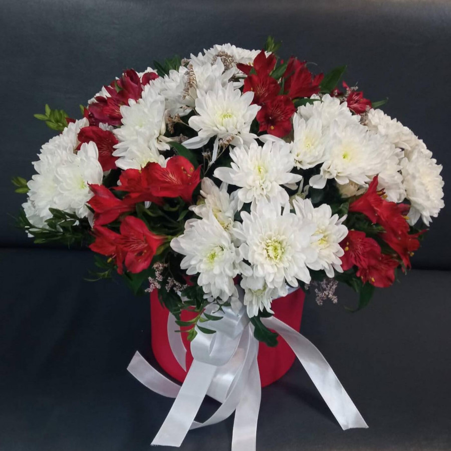 Композиция из белой хризантемы и красной альстромерии в коробке - фото 2